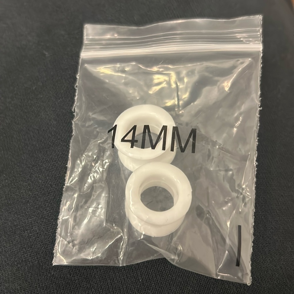 Silicone eyelet tunnels white